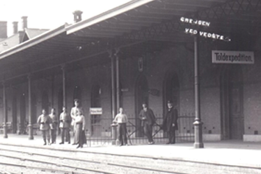 Border- and civil passengers on the platform app 1900. The platform was divided by an iron grille and each country had its own staff to cover all functions. Foto: Local archive Vester Vedsted Sogn.
